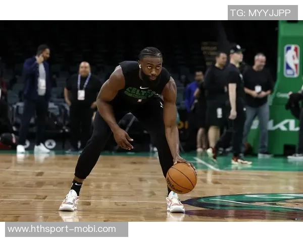 追梦之路：杰伦布朗引领绿军奋勇争先展现无畏斗志